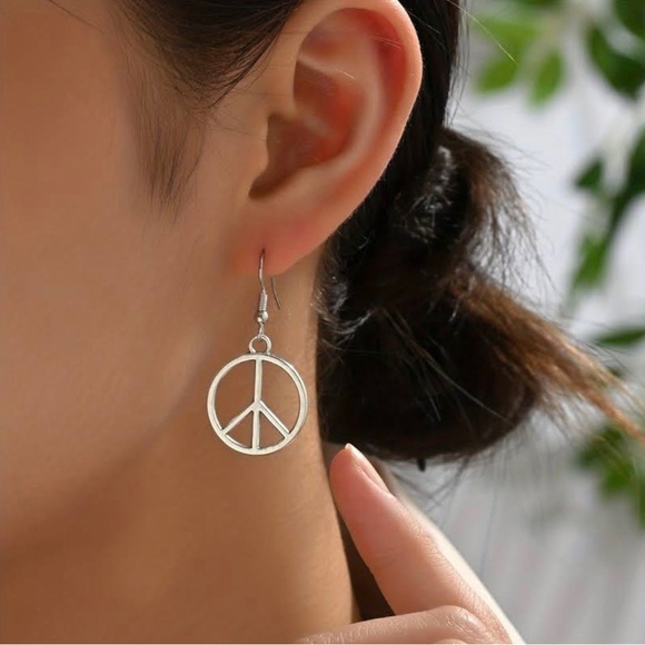 Jewelry - ☮️✌️☮️ peace sign earrings and necklace set ☮️✌️☮️